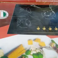 یک فروشنده خانم (گالری پرده)