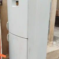 در حیاط و آبگرمکن ایستاده