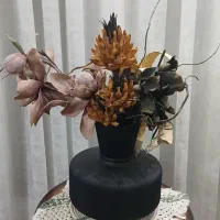 گلدان به همراه گل
