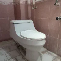 توالت فرنگی کارکرده، حوله خشک کن، روشویی و کابین