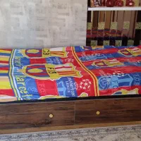 کناره پرده مخمل و تخت و خواب یک نفره کشودار