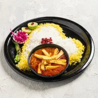 کارگر خانم اشپزخانه