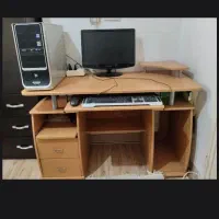 کامپیوتر در حده نو با میز کامپیوتر