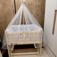تخت کنار مادر