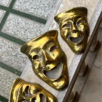 تعدادی مجسمه و دیوارکوب و جا کلیدی برنجی