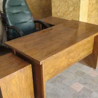 میز ‌ چوبی ضخیم و صندلی اداری سبز کله غازی