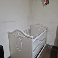 تخت کنار مادر