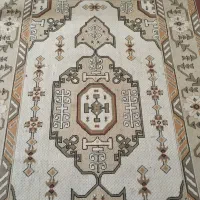 گلیم فرش یک ونیم در ۲متر .وکناره آن..ویک ساعت