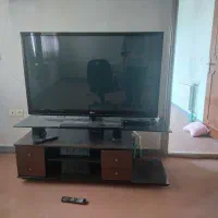تلویزیون و میز تلویزیون کار کرده