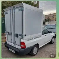 نیروی کار اقا در رستوران با گواهینامه رانندگی