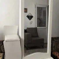 آینه و دراور و صندلی