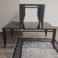یه میز وسط و سه عسلی مات مشکی خیلی شیک