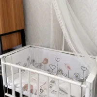 تخت کنار مادر