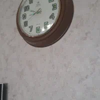 یه عدد ساعت دیواری