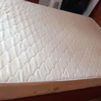 تخت فلزی چوبی رنگ مشکی و چوب تشک اصل رویال سالم
