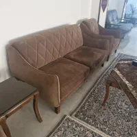 ۲ دست مبل ۷ نفره با ۵ میز بسیار نو و تمیز