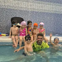 آموزش شنا کودکان با حضور والدین محترم