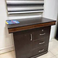 یک عدد میز مدیریت و