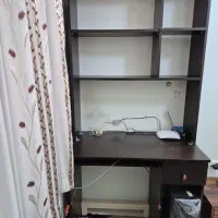 میز کامپیوتر و کتابخانه