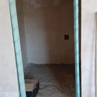 چهارچوب آهنی اتاق  نو میباشند و شیشه پرشیا