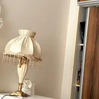 دو عدد آباژور کنار تخت