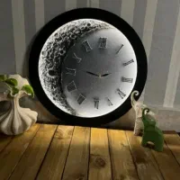 تابلو و ساعت ماه برجسته