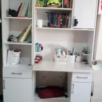 میز کامپیوتر و کتابخانه