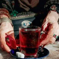 به یک خانم برای نظافت دفتر