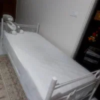 تختخواب یکنفره فلزی فرفورژه و میز آرایش با تشک و