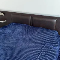 تخت دو نفره شیک همراه با پاتختی