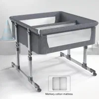 تخت کنار مادر نوزادی دو قلویی