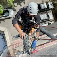 کار در ارتفاع پیچ روپلاک نما بدون داربست راپل