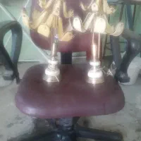 صندلی چرخدار و دوشمعدان تزئینی