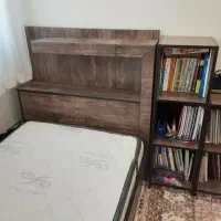 تخت به همراه تشک و کتابخوانه