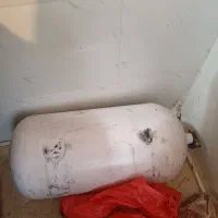 کپسول  سی ان جی بزرگ  و یک عدد پنجره و چهارچوب