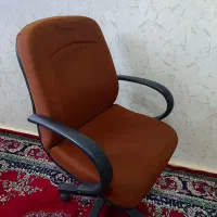 صندلی اداری چرخ‌دار بسیار سالم و تمیز