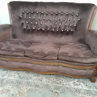یک دست مبل راحتی چوبی کار کرده بدون میز عسلی