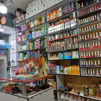 فروشنده خانم لوازم ارایشی