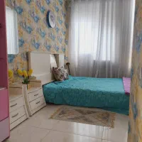 تخت  دونفره سفید و‌جالباسی چوبی