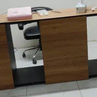 میز ناخن دونفره و چهار تا صندلی