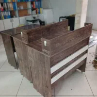 تعدادی میز اداری و کارمندی تمیز