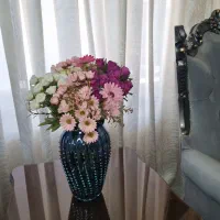 ۸ شاخه گل همراه گلدان