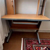 میز کامپیوتر در حد نو