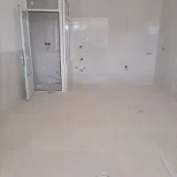 کاشیکاری و خورده کاری ساختمان انجام می‌شود