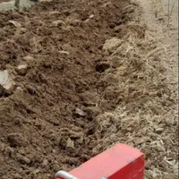 ارائه خدمات شخم زنی با تراکتور کمرشکن