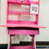 میز تحریر و کتابخانه
