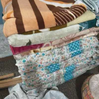 تعدادی تشک پنبه ای و پتو شیک و زیبا