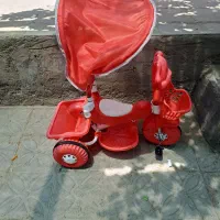 سه چرخه سایبان دار قرمز