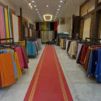 فروشنده در پرده فروشی