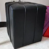 فروش مبل مشکی ساده طرح اداری به‌علت مهاجرت